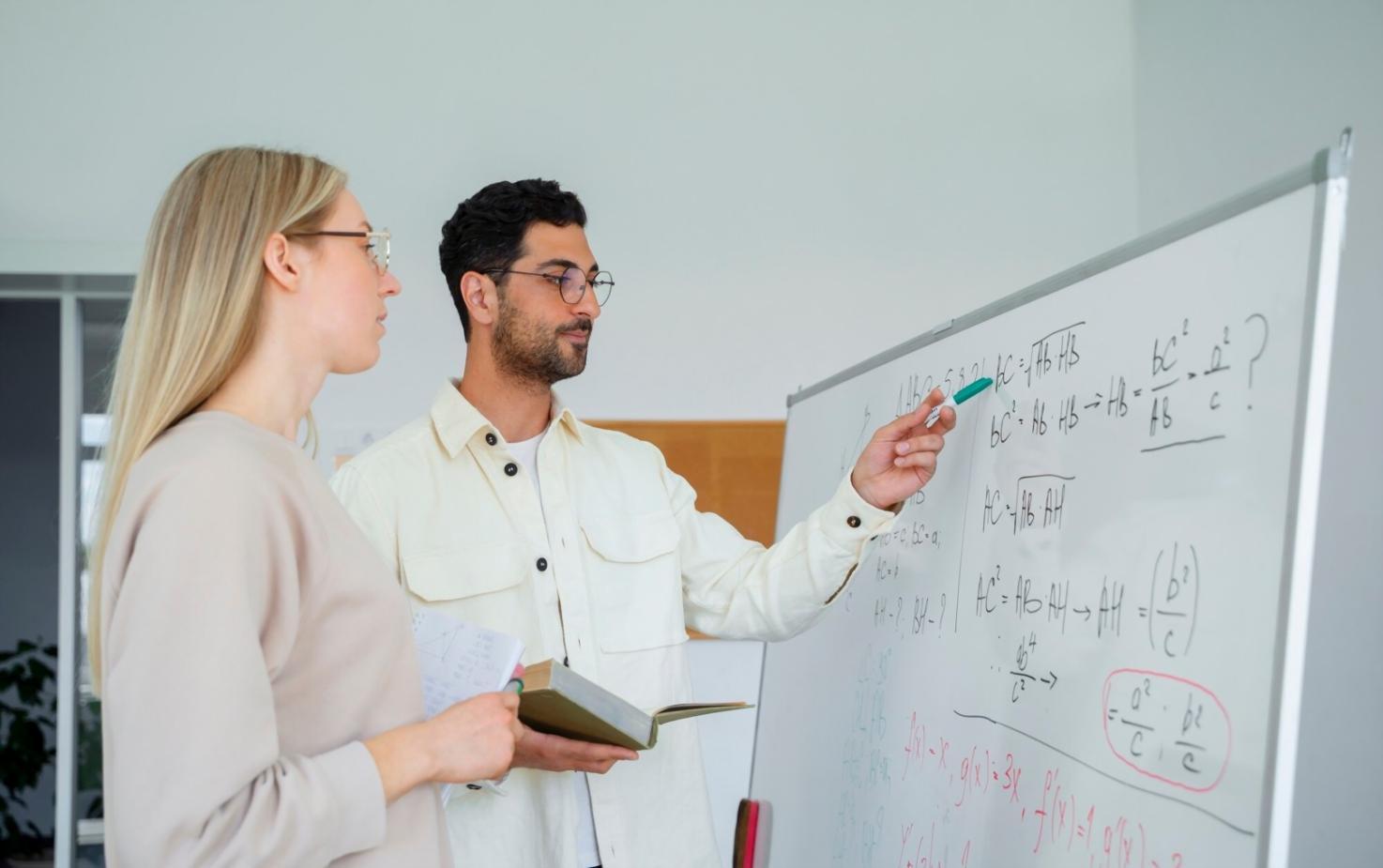 Oficina moderna con documentación financiera organizada